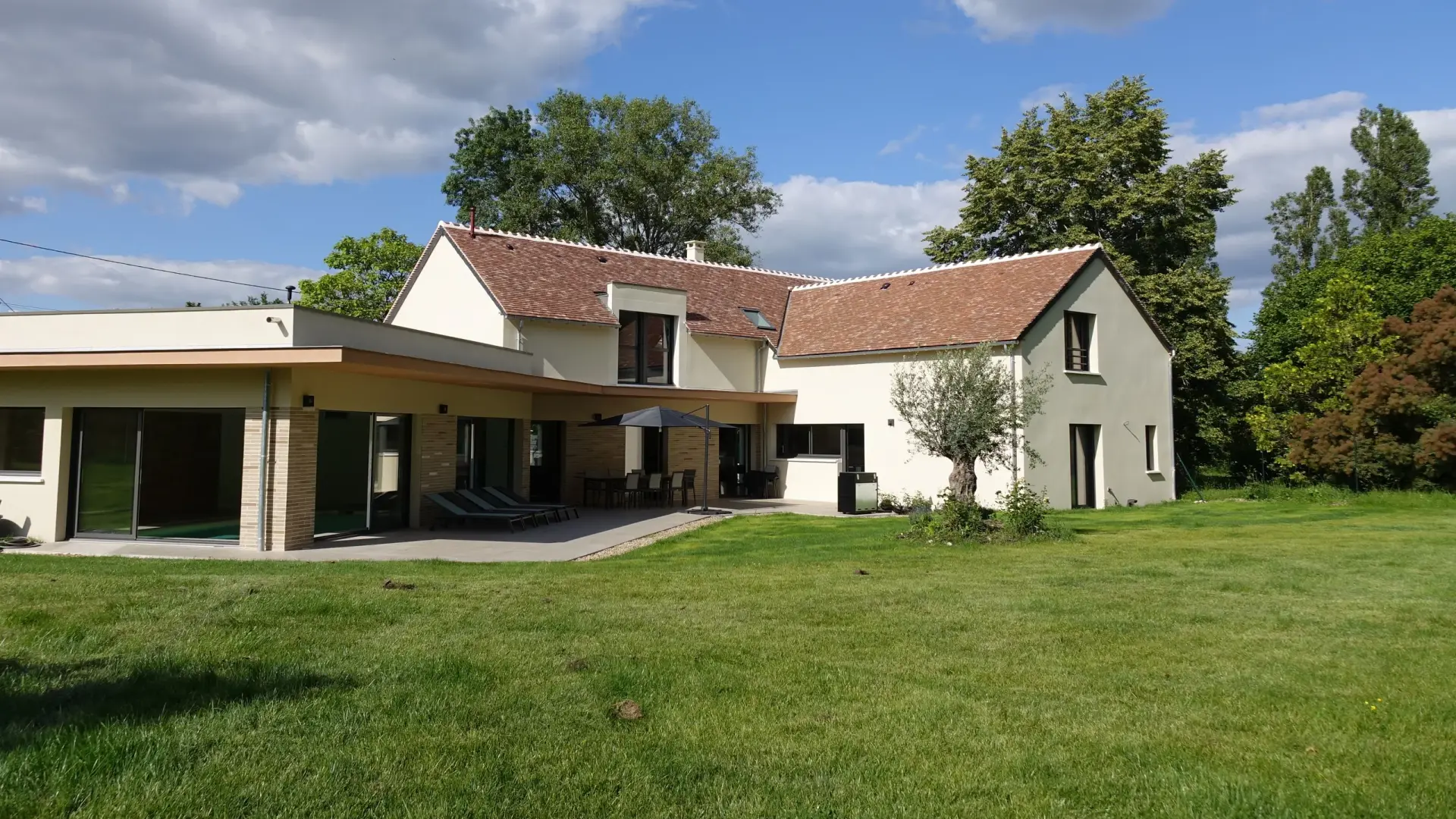 La villa et sa terrasse vues de la pelouse